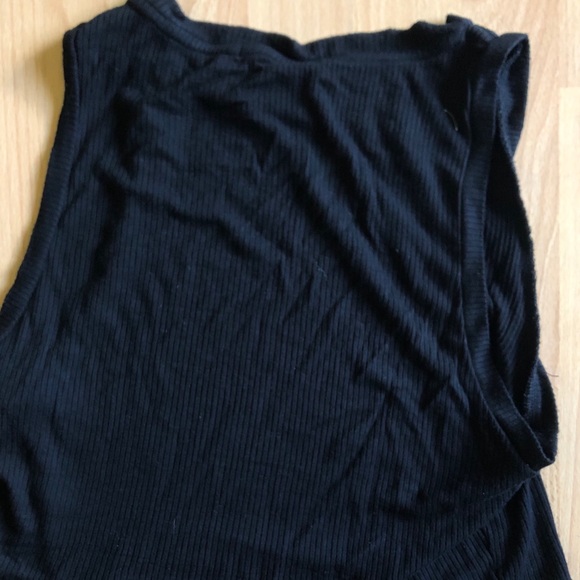 ✨ High-neck Cropped Tank✨ - Picture 2 of 4